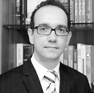 Fotografia em preto e branco do sócio fundador Fabrício de Oliveira Campos